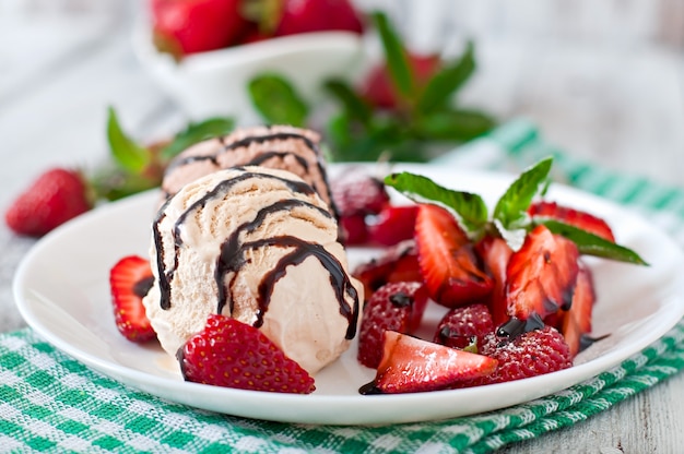 Glace aux fraises et chocolat sur une plaque blanche