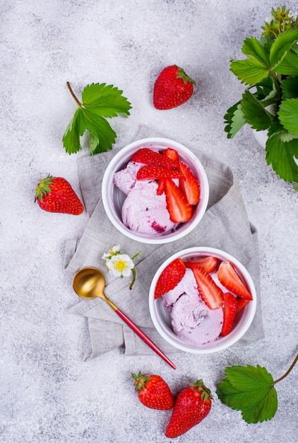 Glace aux fraises dans un bol blanc