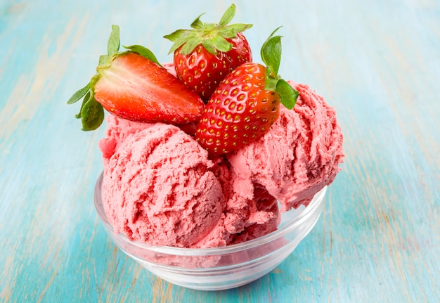 Glace aux fraises dans un bol en verre