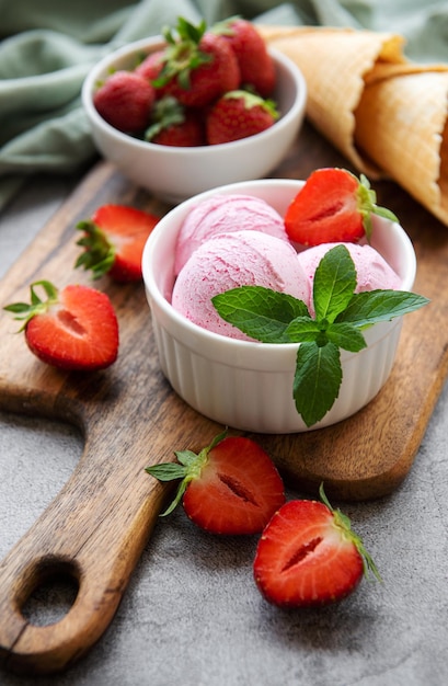 Glace aux fraises maison avec des fraises fraîches