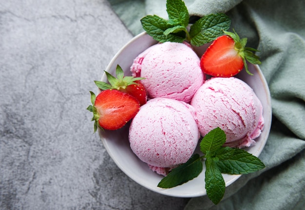 Glace aux fraises maison avec des fraises fraîches