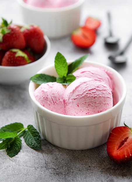 Glace aux fraises maison avec des fraises fraîches