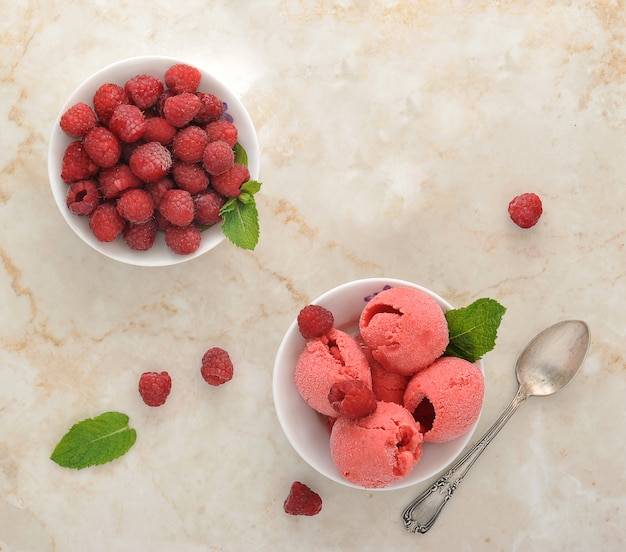 Glace aux fruits et framboises sur marbre