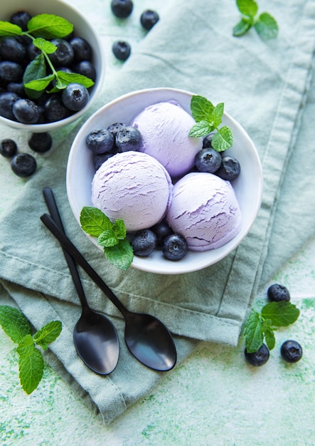 Glace aux myrtilles maison avec des myrtilles fraîches