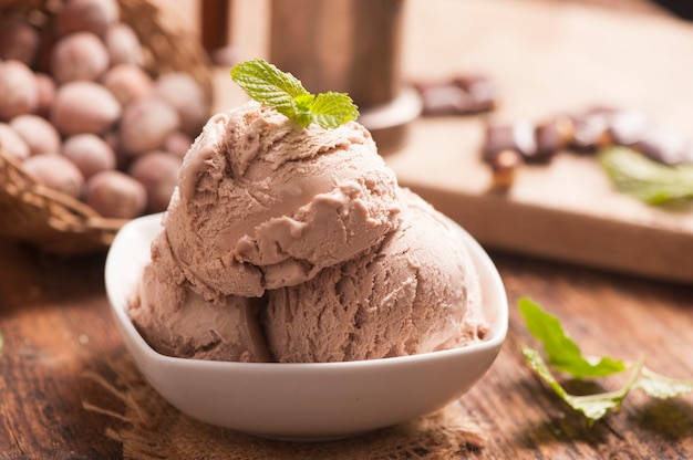 Glace aux noisettes sur un fond en bois se bouchent