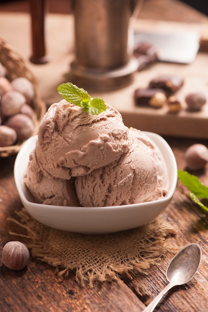 Glace aux noisettes sur un fond en bois se bouchent