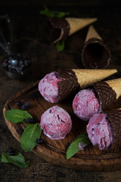 Glace aux petits fruits dans un cornet gaufré