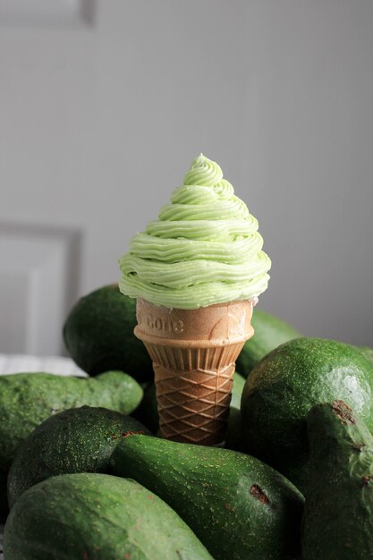 Glace à l'avocat maison dans un cornet