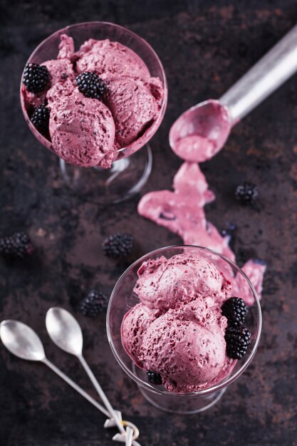 Glace BlackBerry Dessert sucré d&#39;été.