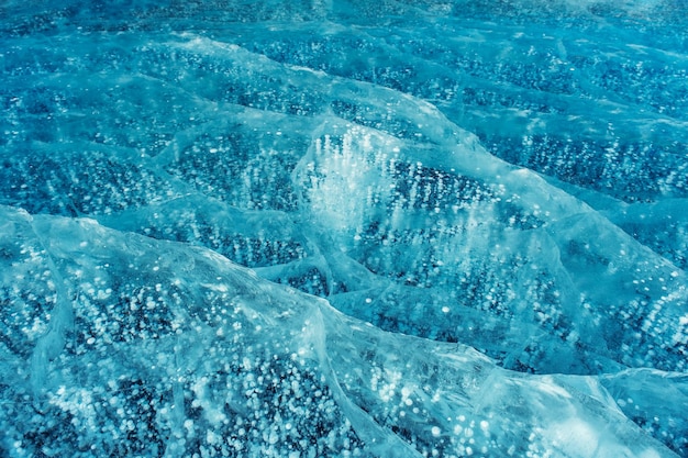 Glace bleue et bulles gelées sur le Baïkal