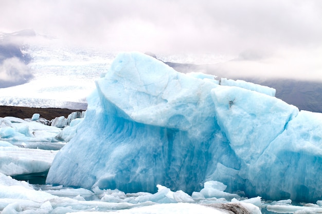 Glace bleue dans le glacier Vatnajökull en Islande