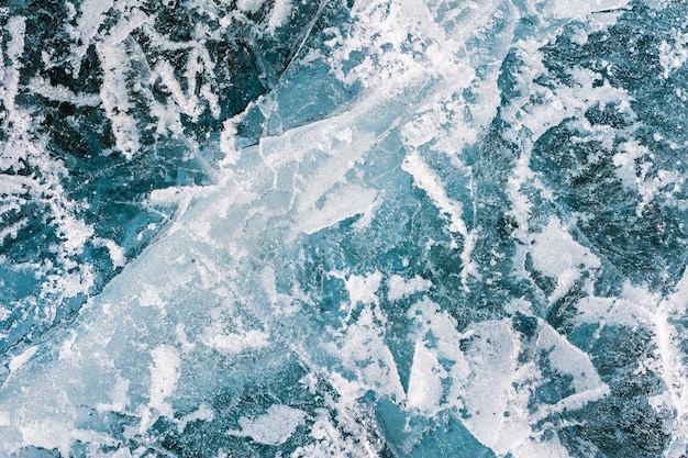 Glace bleue avec fissures et bulles sur le lac gelé. Belle nature hivernale