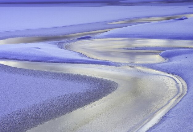 Glace bleue et neige sur la rivière en hiver Sibérie Russie