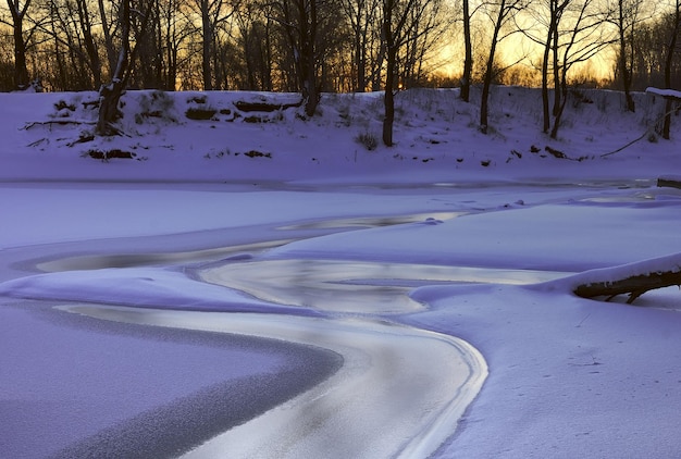 Glace bleue et neige sur la rivière en hiver Sibérie Russie