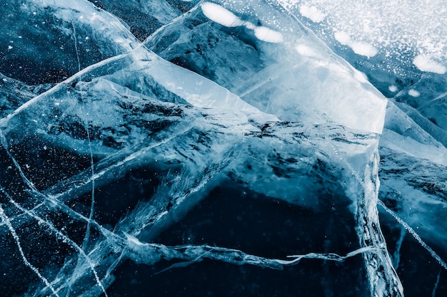 Glace bleue transparente fissurée sur le lac Baïkal en hiver. Beau fond de nature hiver. Baïkal, Sibérie, Russie.