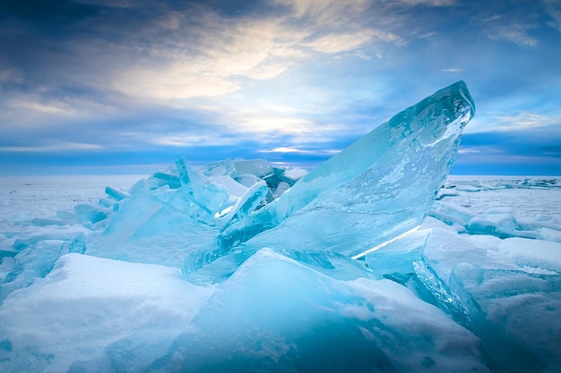 Glace bleue transparente sur le lac Baïkal au lever du soleil