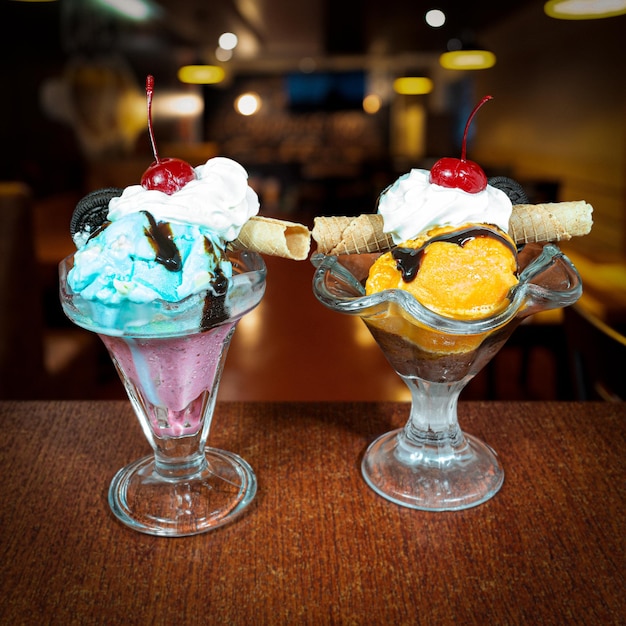 Glace à la chantilly et à la cerise.