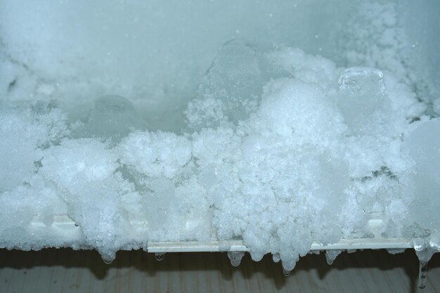 La glace colle dans le compartiment réfrigérateur