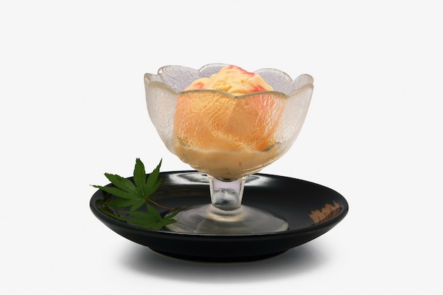 Glace en coupe de verre style japonais sur fond blanc