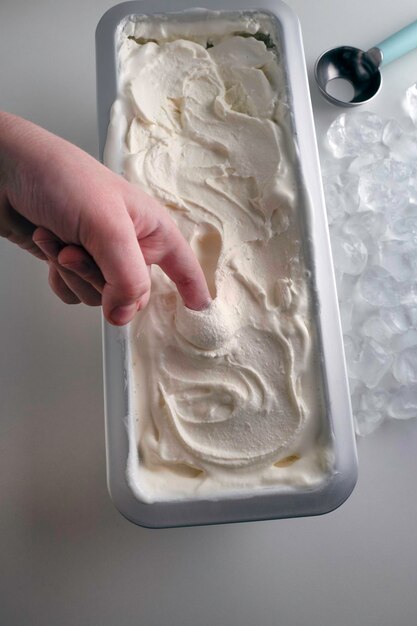 Glace crémeuse dans un plateau en métal