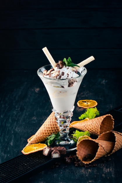 Glace crémeuse Sur un fond de bois noir Copiez l'espace