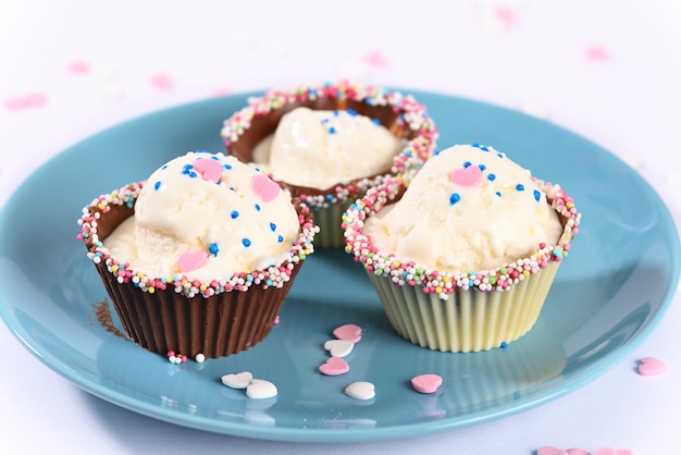 Glace dans des muffins au chocolat