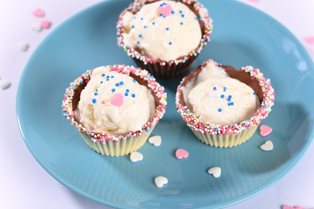 Glace dans des muffins au chocolat