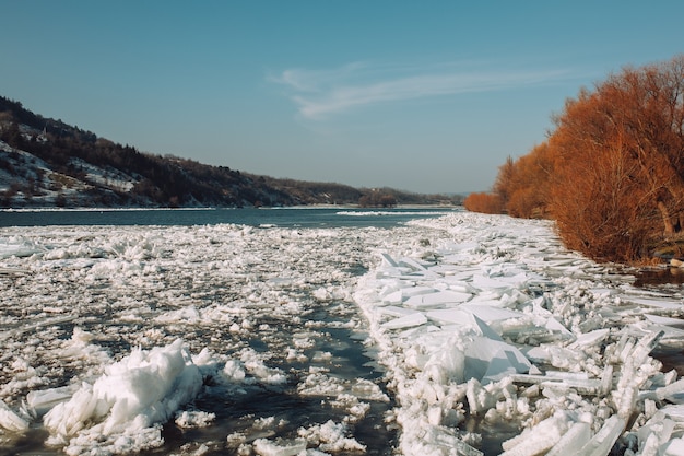 Glace à la dérive flottant à la rivière de la côte nord en journée ensoleillée