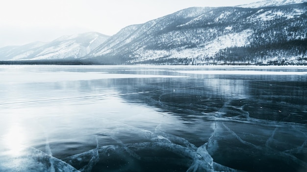 La glace du Baïkal avec des fissures Vue rapprochée Concept Réchauffement de la fonte des glaces