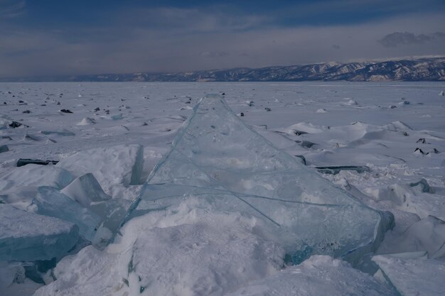 Sur la glace du lac Baikal de beaux morceaux de glace de glace hummock sur la glace del lac Baikal