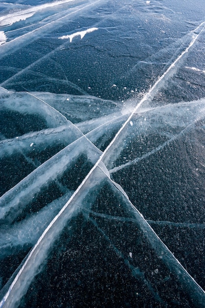 La glace du lac Baïkal avec de longues et belles fissures