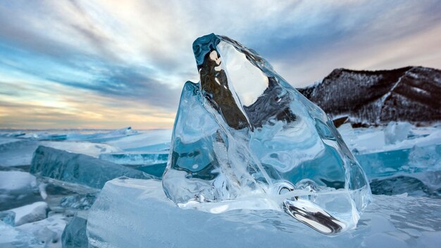 de la glace sur l'eau