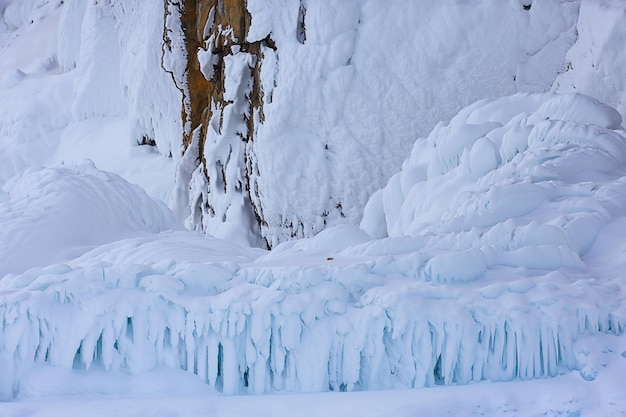 la glace éclabousse les rochers du baïkal, vue d'hiver abstraite