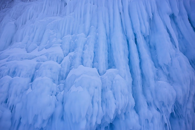 la glace éclabousse les rochers du baïkal, vue d'hiver abstraite