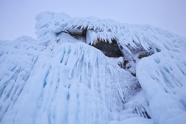 la glace éclabousse les rochers du baïkal, vue d'hiver abstraite