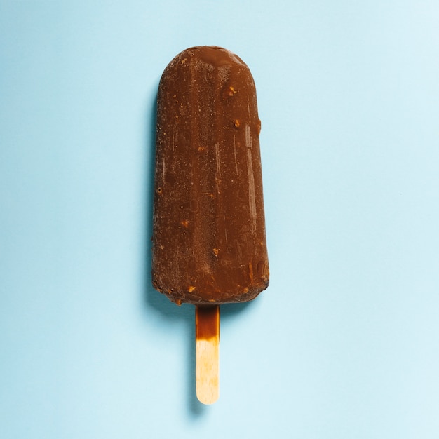 Glace enrobée de chocolat sur bâton