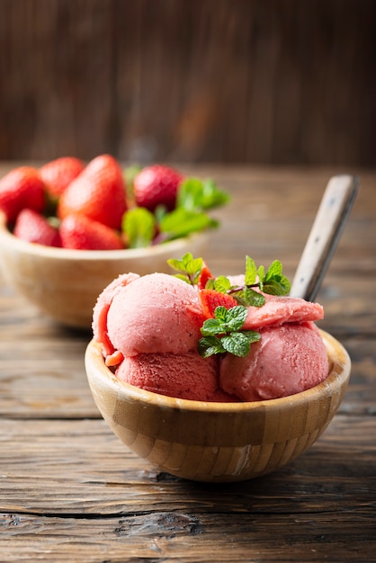 Glace d'été à la fraise et à la menthe