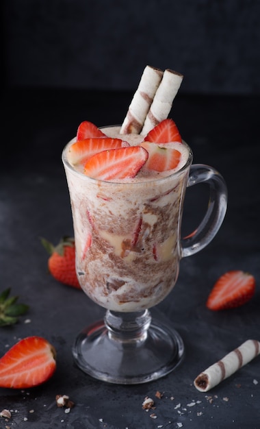 Glace d'été rafraîchissante avec des fraises fraîches et des pailles à gaufres Stilllife