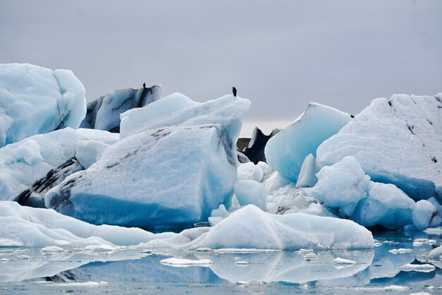 Photo la glace flottant sur l'eau en hiver contre le ciel