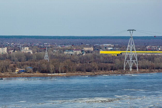 La glace flotte sur la Volga au printemps