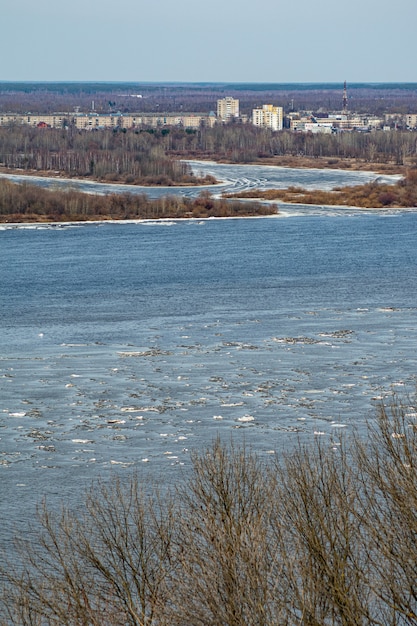 La glace flotte sur la Volga au printemps