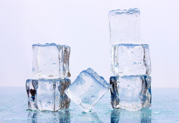 Glace sur fond clair