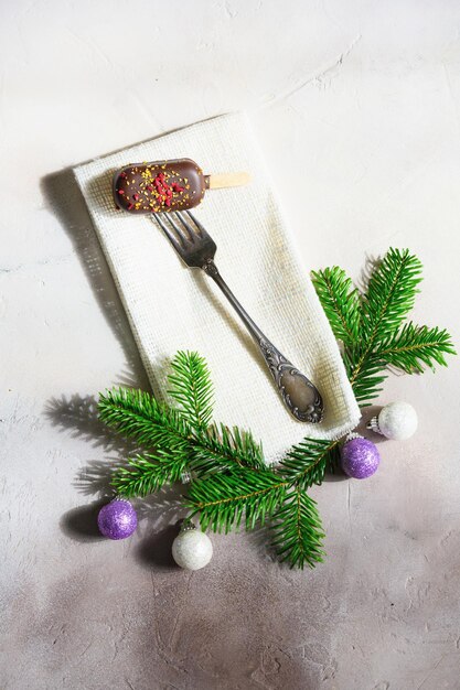 Glace sur fourchette antique et décor de noël sur fond gris