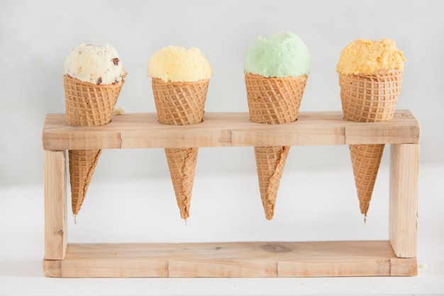 Glace à la fraise, cacahuète, chocolat