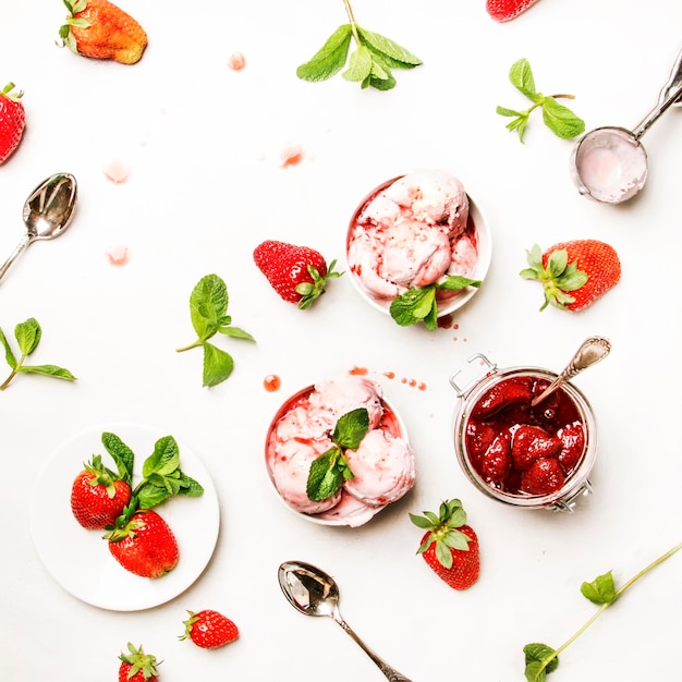 Glace à La Fraise Avec Garniture De Confiture Décorée De Feuilles De Menthe Verte Fond Gris Mise Au Point Sélective