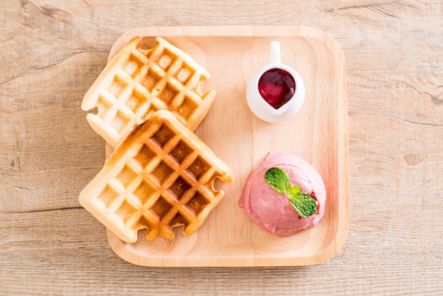 glace à la fraise avec gaufre