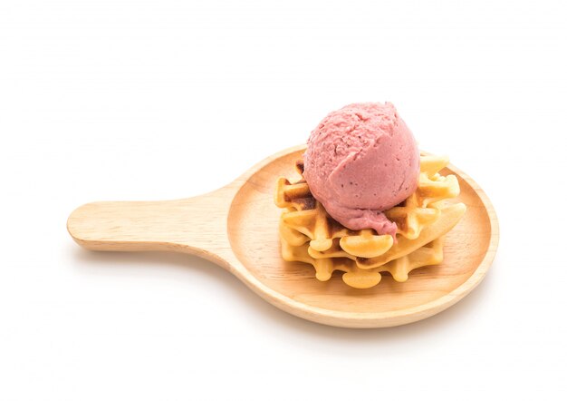 glace à la fraise avec gaufre