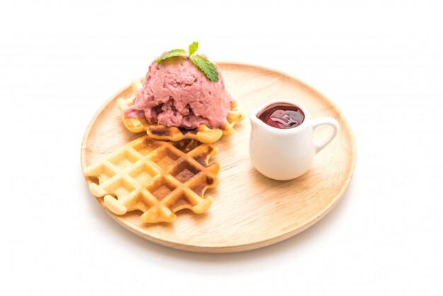 glace à la fraise avec gaufre