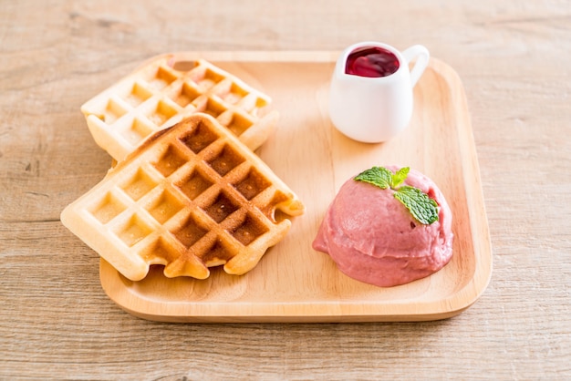 glace à la fraise avec gaufre