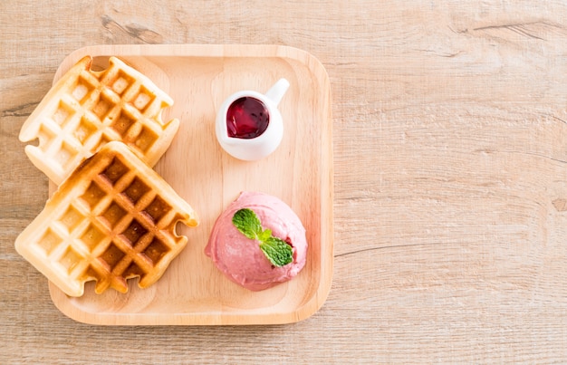 glace à la fraise avec gaufres